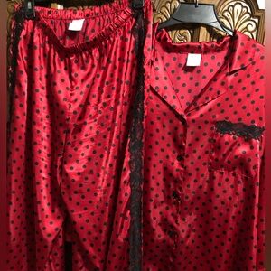 Woman’s Satin 2 piece Pajama Set.💤😴